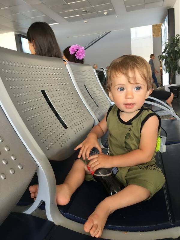 Как развлечь маленького ребенка в самолете: 12 шагов