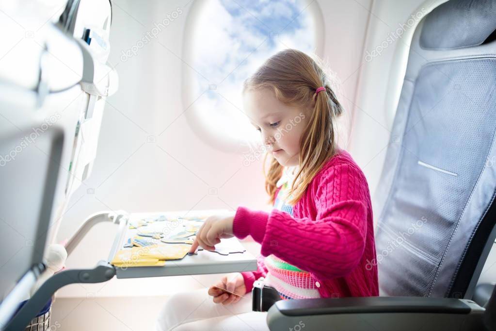 Самолет с маленьким ребенком