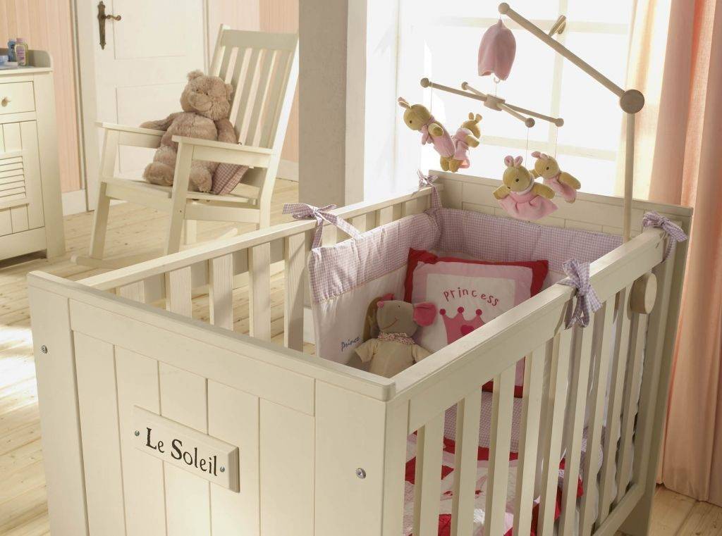 Как застелить кроватку новорожденному и какое постельное белье выбрать