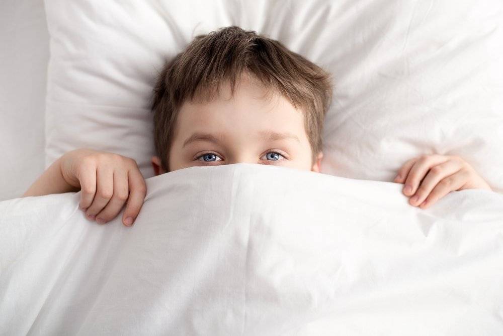 Ребенок плачет во сне: устраняем причины и принимаем меры по успокоению