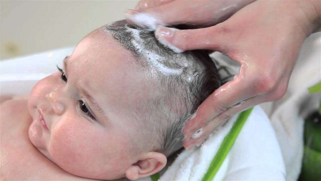 Как когда и чем можно помыть голову малышу