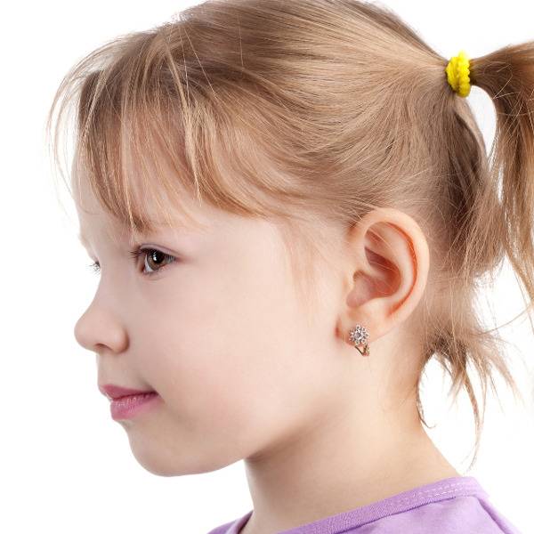 Когда прокалывать уши девочке: мнения и рекомендации
