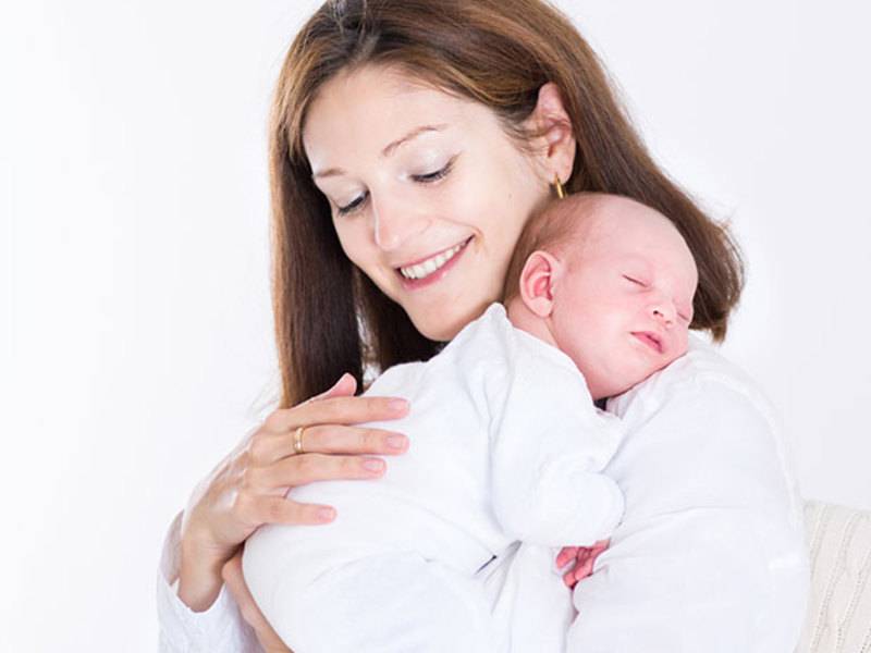 Почему рекомендуется держать новорожденного столбиком после кормления? как правильно держать новорожденного столбиком? - автор екатерина данилова - журнал женское мнение