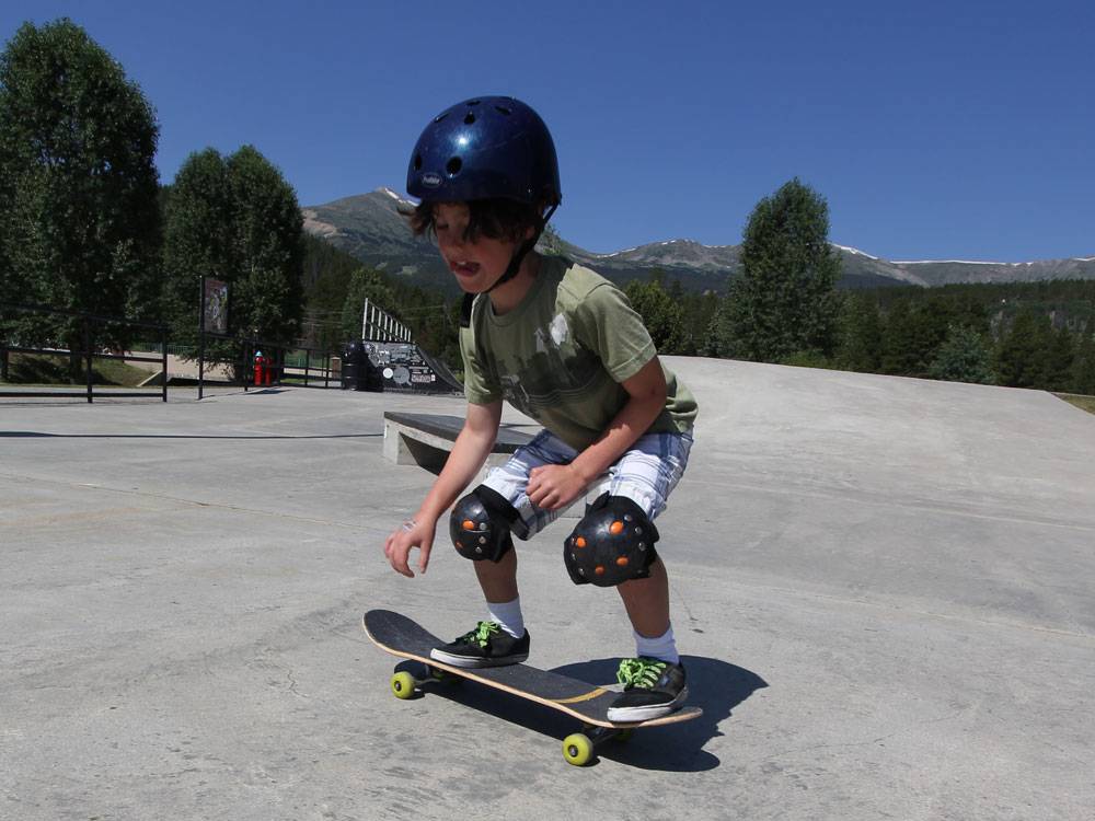 Детский скейтборд: как выбрать скейт для детей 3, 4, 6 и 8 лет? как подобрать защиту и детали? что делать, если скейтборд едет в бок?