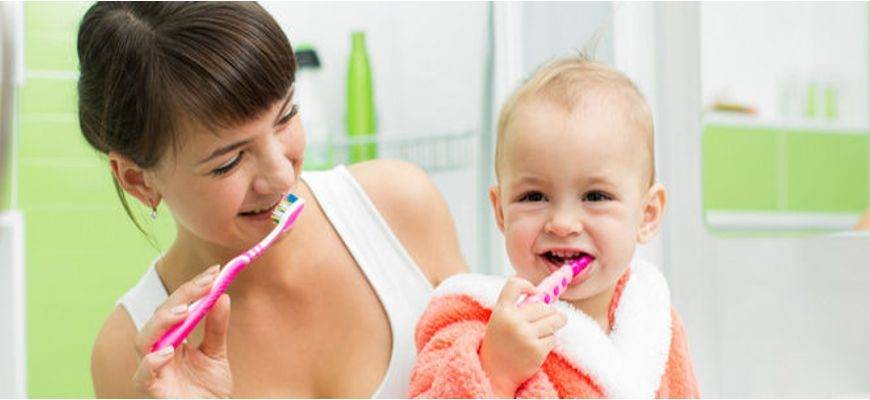 Как правильно чистить зубы ребенку и когда начинать