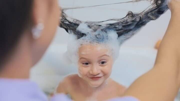Что делать, если ребенок не хочет мыть голову?    - здоровье ребенка
