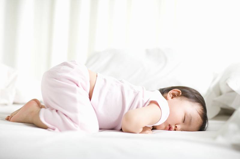 Можно ли новорожденному спать на животе?