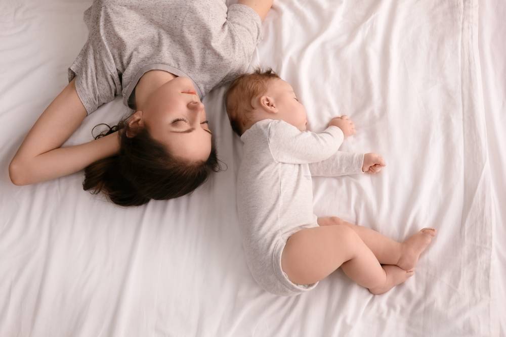 Совместный сон с малышом до года – плюсы и минусы