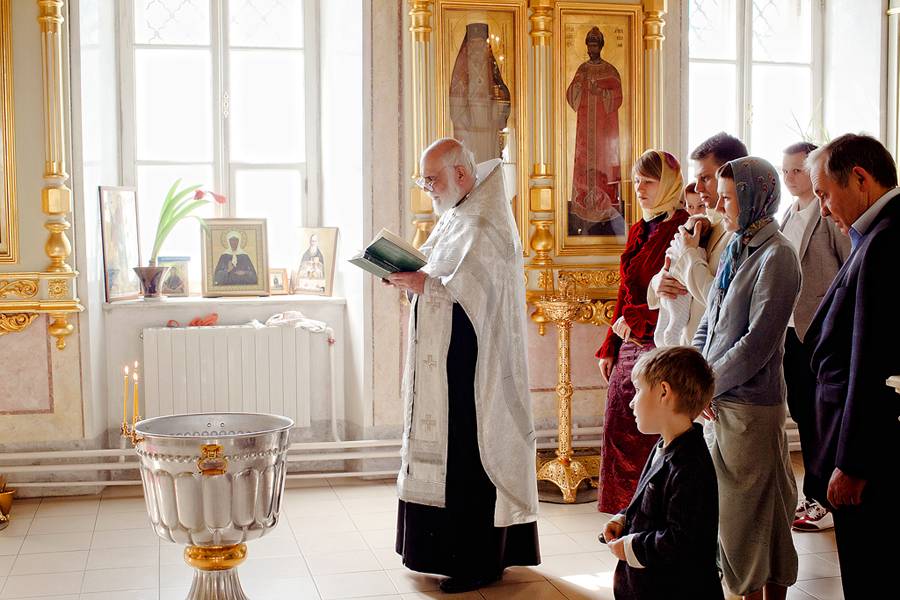 Можно ли крестить ребенка без крестных родителей: обязательные правила