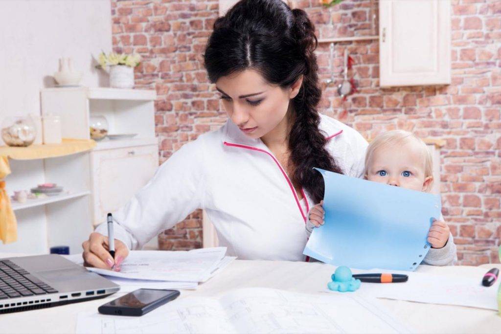 Как заработать маме в декрете: 10 вариантов заработка