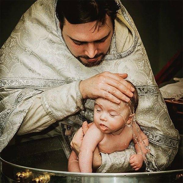 Можно ли быть крестным у нескольких детей: функции и обязанности духовных родителей