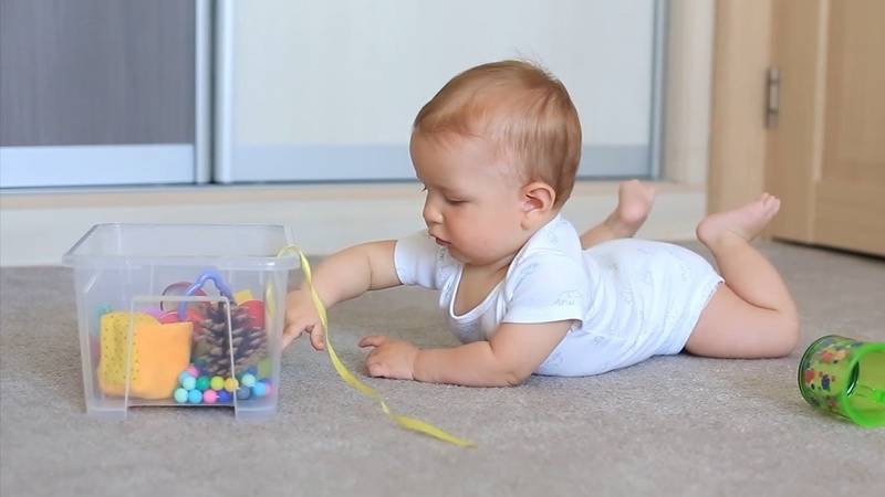 Чем отвлечь малыша, пока мама занята: 9 простых идей