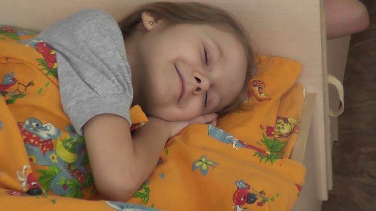 5 способов уложить ребенка спать без слез. как укладывать спать ребенка до 3 лет
