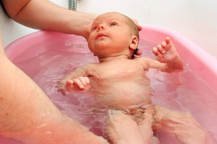 Идеальные условия для водных процедур: в какой воде купать новорожденного ребенка?