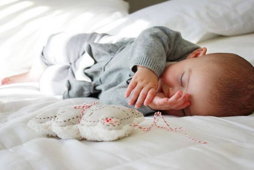 Ребенок вздрагивает во сне: почему дети дергаются ночью