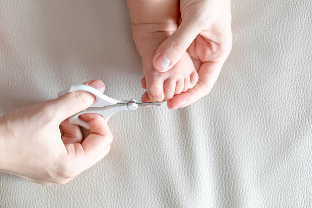 Обрезание ногтей новорожденного в первый раз: как правильно и когда стричь младенцу