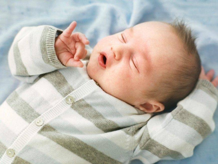 Новорожденный ребенок вздрагивает во сне: почему грудничок дергается и просыпается / mama66.ru