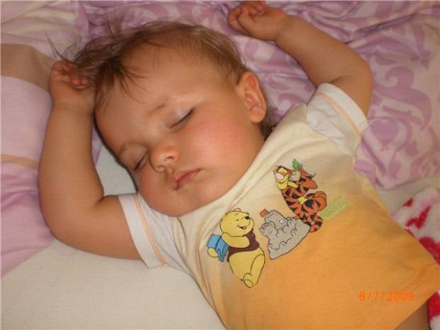 У грудничка потеет голова во время сна и кормления: причины