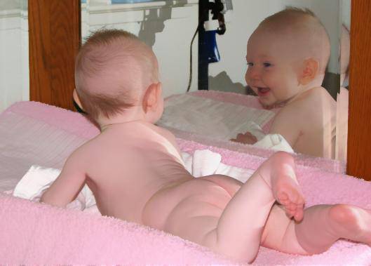 Почему младенцу нельзя смотреть в зеркало