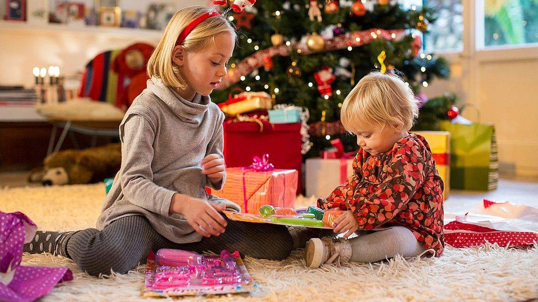 Правильный подход: психолог о подарках детям на новый год