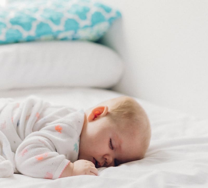 Со скольки ребенку можно спать на подушке