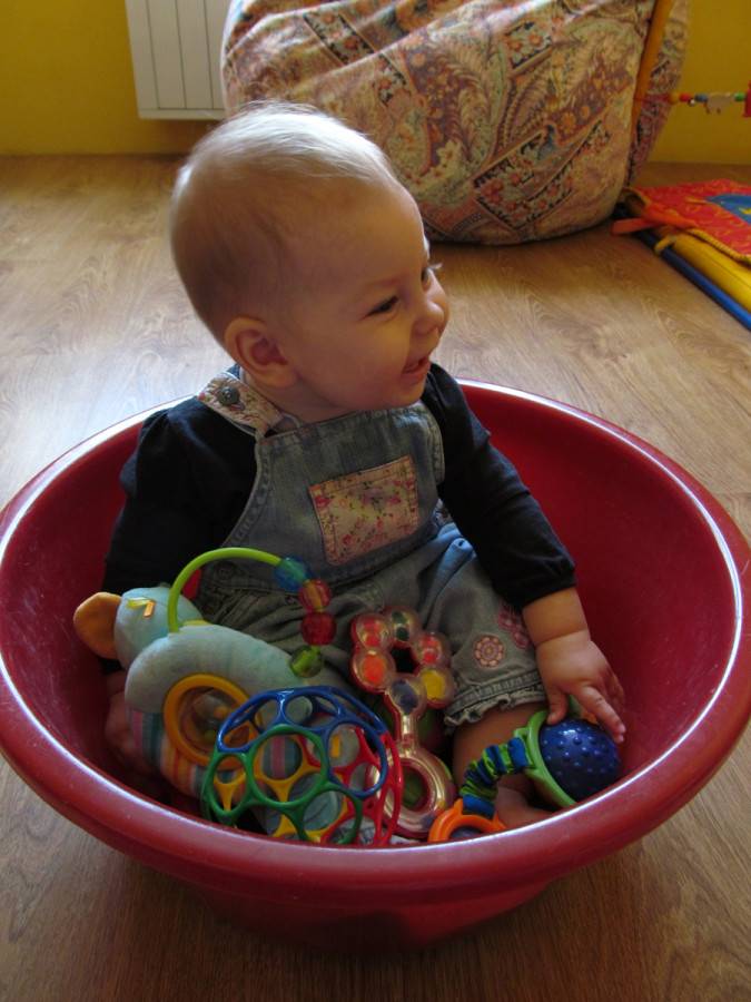 Учимся играя – как развивать ребенка в 10 месяцев