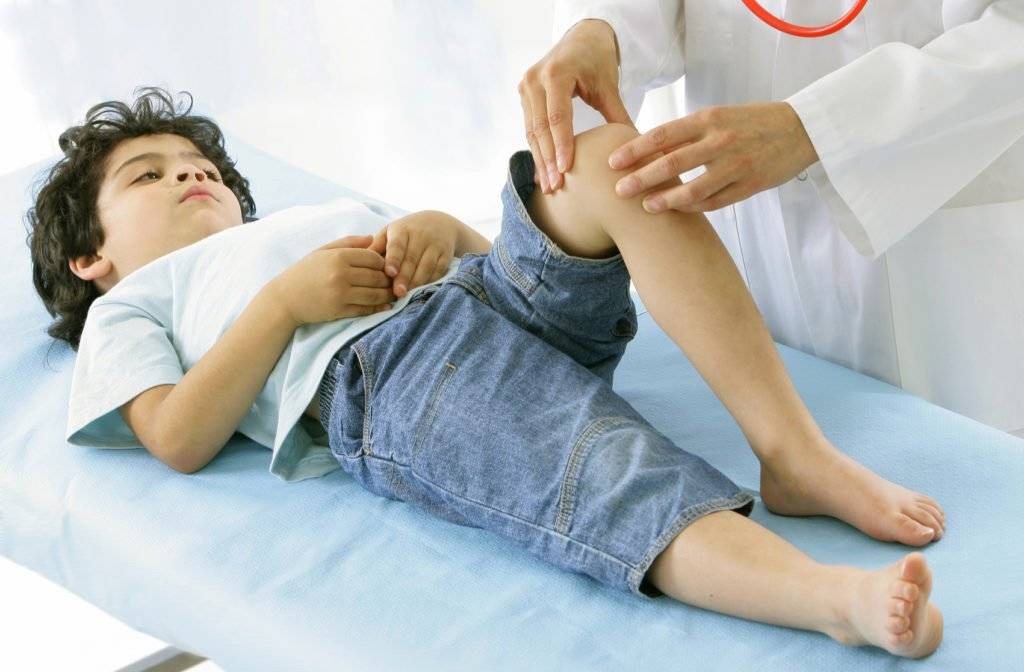 По каким причинам у ребенка болят колени