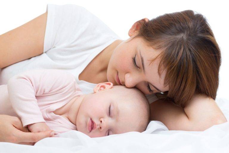 Почему ученые советуют спать вместе с младенцем