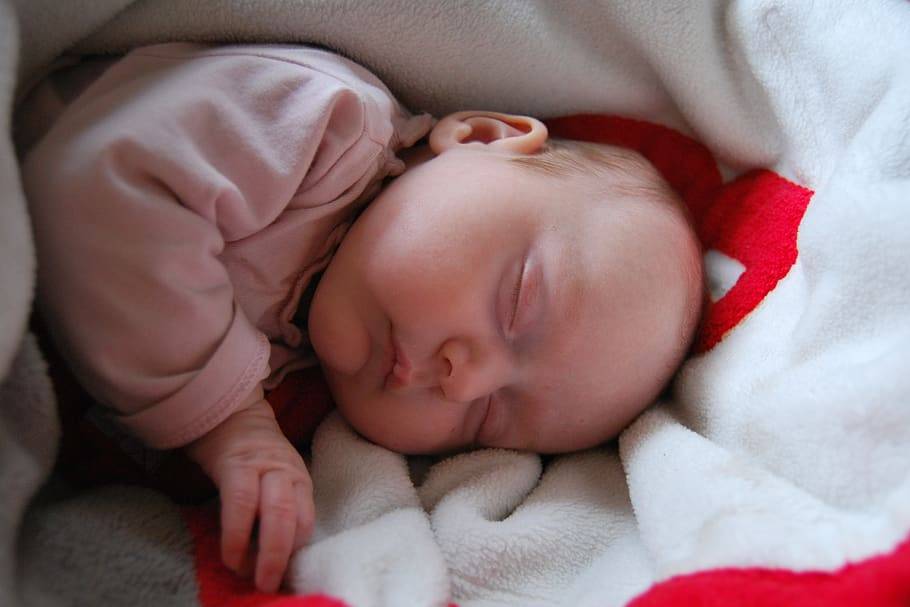 Почему грудной ребенок очень мало спит