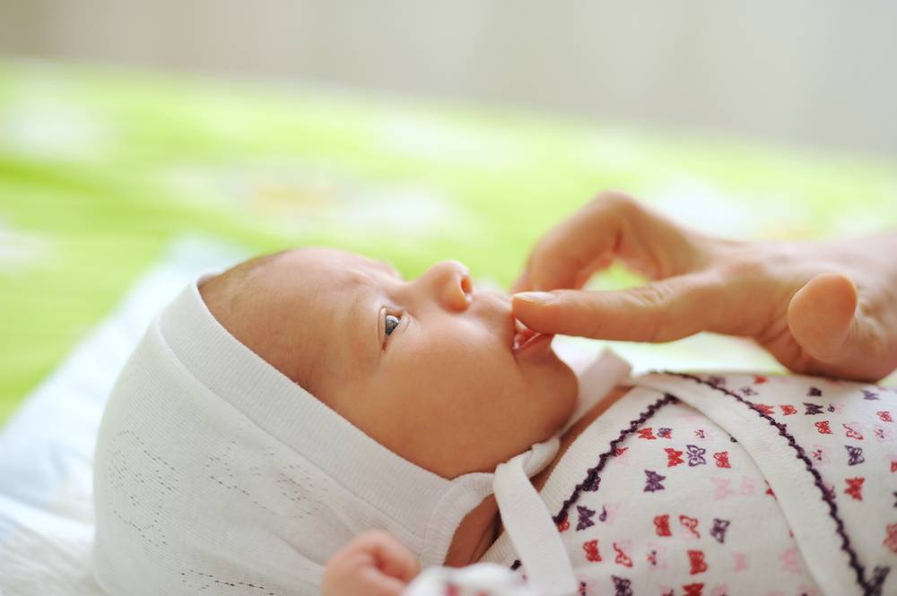 Мозоль (водянка) на губе у новорожденного: как лечить