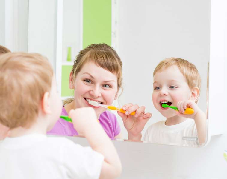Стоматолог рассказала, когда начинать чистить зубы ребенку