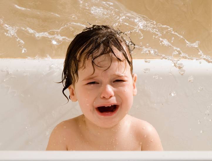Почему ребенок боится воды и что делать