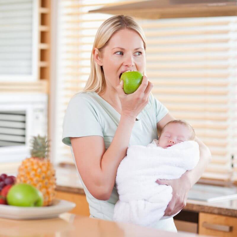 Сухофрукты при грудном вскармливании: какие можно кормящей маме в первый месяц