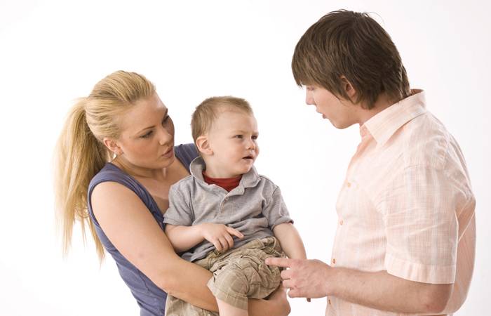 Ребенок видит ссоры родителей: последствия и пути решения