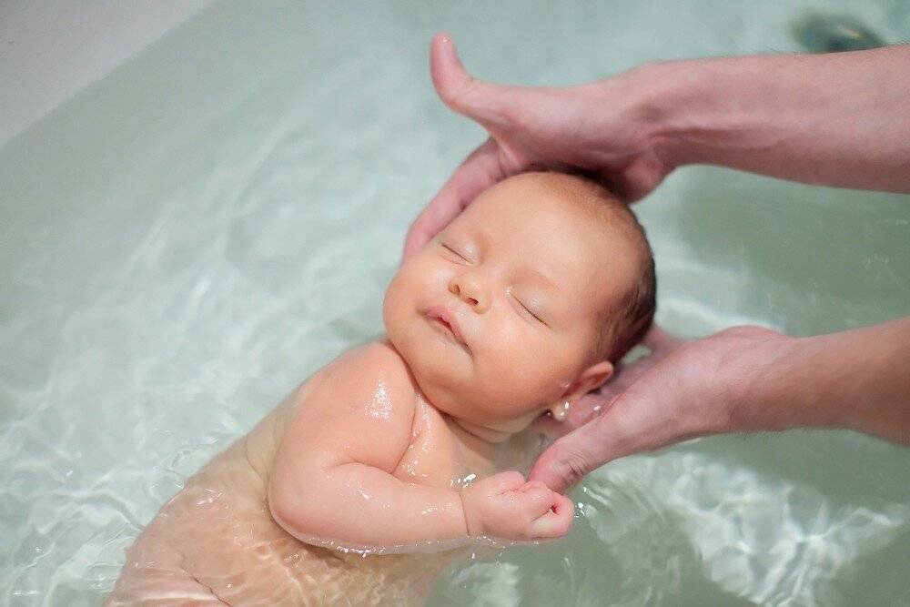 Как первый раз купать новорожденного ребенка дома
