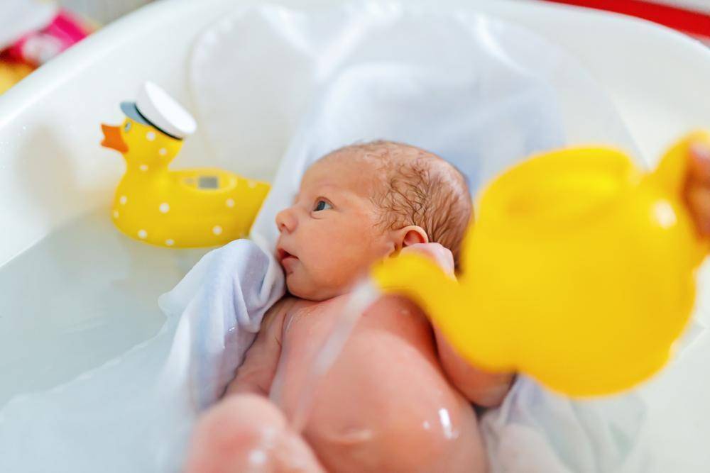 Купание новорожденного ребенка: первые шаги