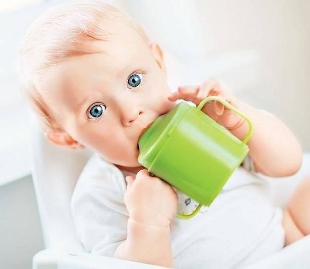 Чем поить новорожденного: 8 полезных напитков
