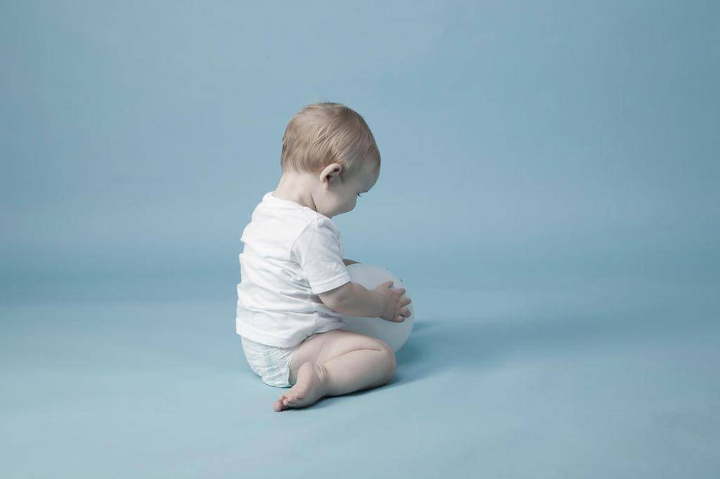 Когда ребенок начинает сидеть? во сколько месяцев и в каком возрасте, со скольки можно сажать, садиться, самостоятельно, когда грудничок