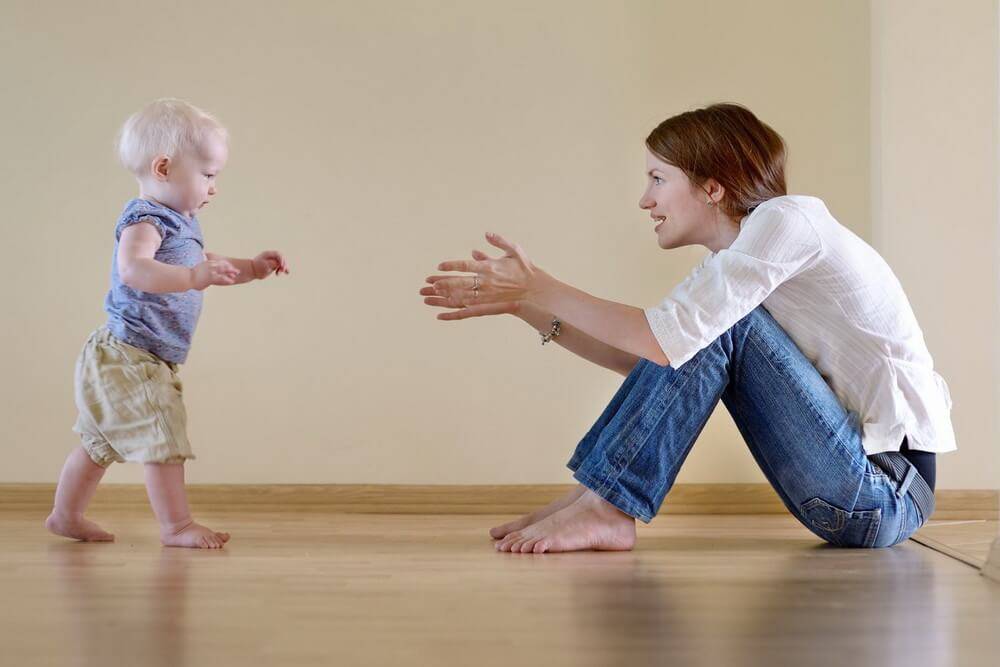 Как научить ребенка ходить самостоятельно без поддержки: инструкция для молодых мам