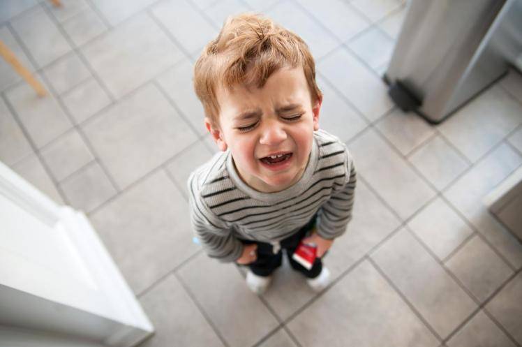 Почему годовалый ребенок может бить себя по голове, ударяться о стены и пол: выясняем причины и устраняем проблему