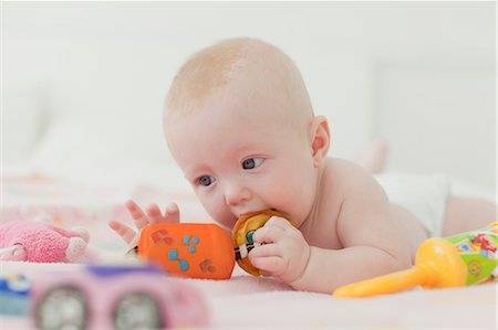  во сколько месяцев ребенок начинает держать погремушку и интересоваться игрушками