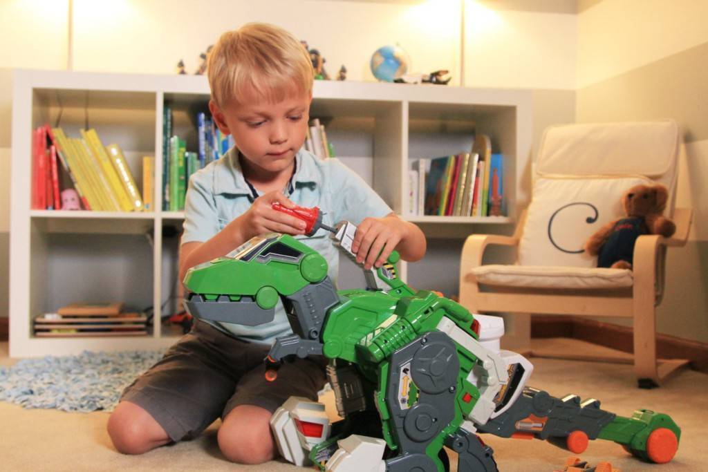 Что подарить мальчику на 10 лет - популярные и развивающие игрушки