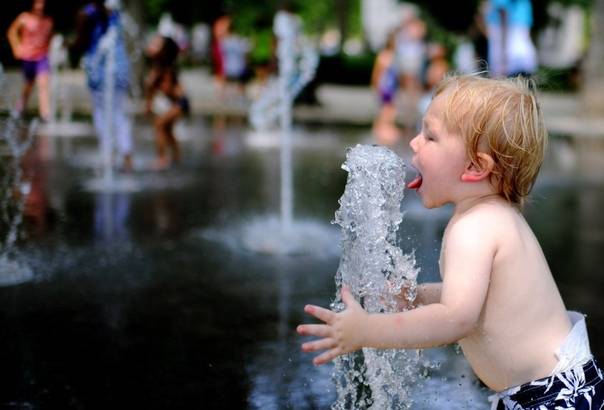 Как помочь ребенку перенести летнюю жару