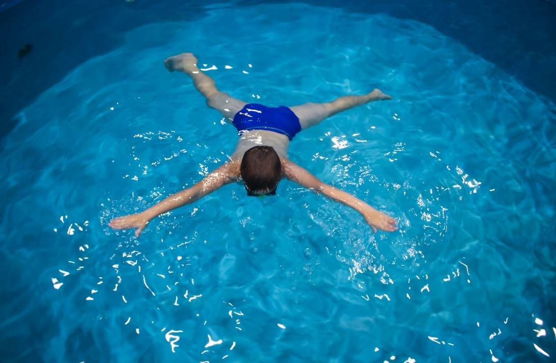 Как научить ребенка плавать в 6, 7, 8 и 9 лет и старше: обучение плаванию школьников и подростков, упражнения и методики