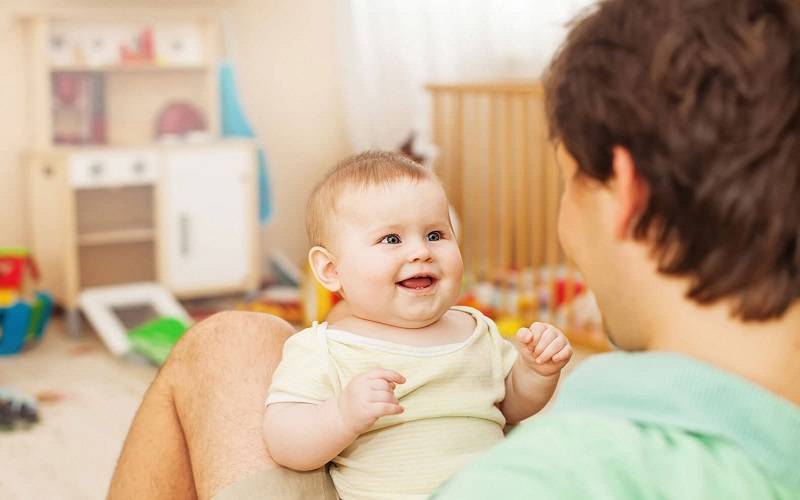 Когда новорожденные дети начинают агукать и гулить, почему малыш может перестать лепетать?
