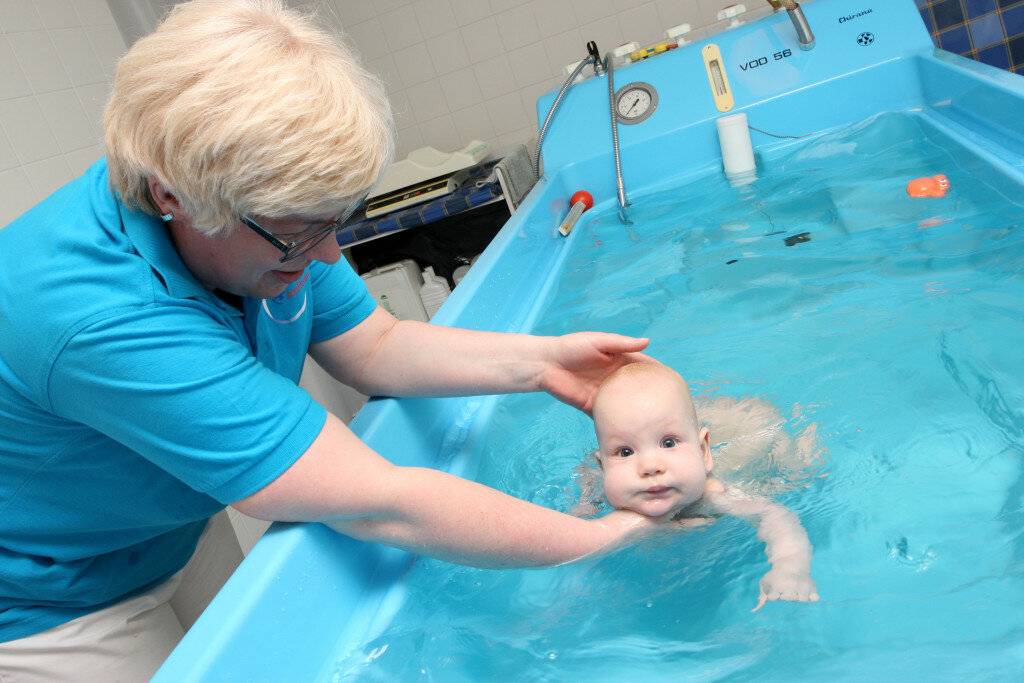 Как научить ребенка плавать: полезные упражнения