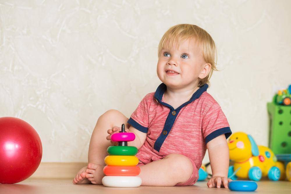 Ребенок разбрасывает игрушки 2 года: как отучить или смириться?