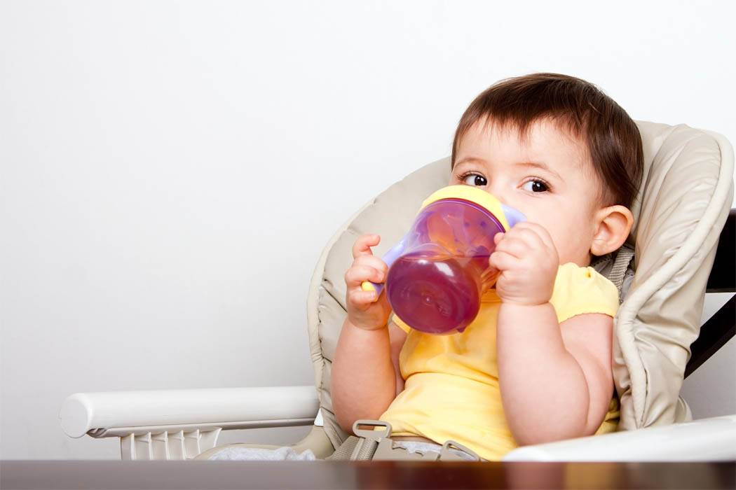 Как научить ребенка пить из чашки: в чем залог успеха?