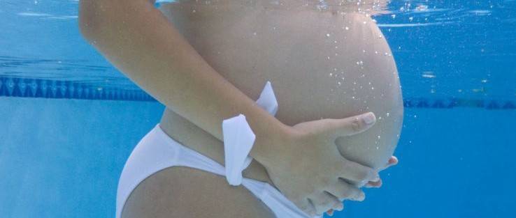Плавание в бассейне во время беременности: польза, техника, меры предосторожности, противопоказания