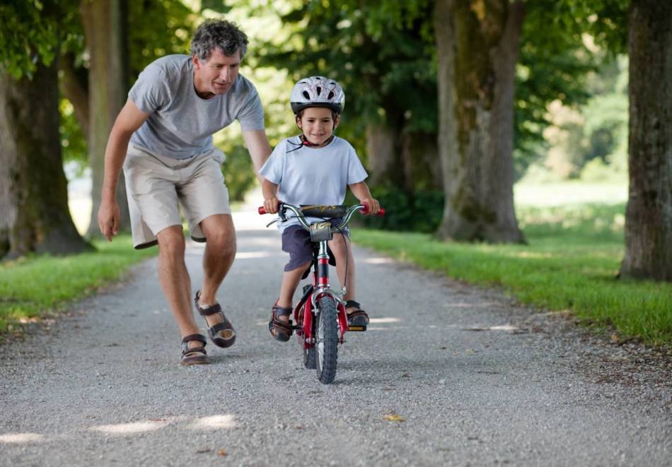 Да здравствует лето: учим ребёнка ездить на двухколёсном велосипеде